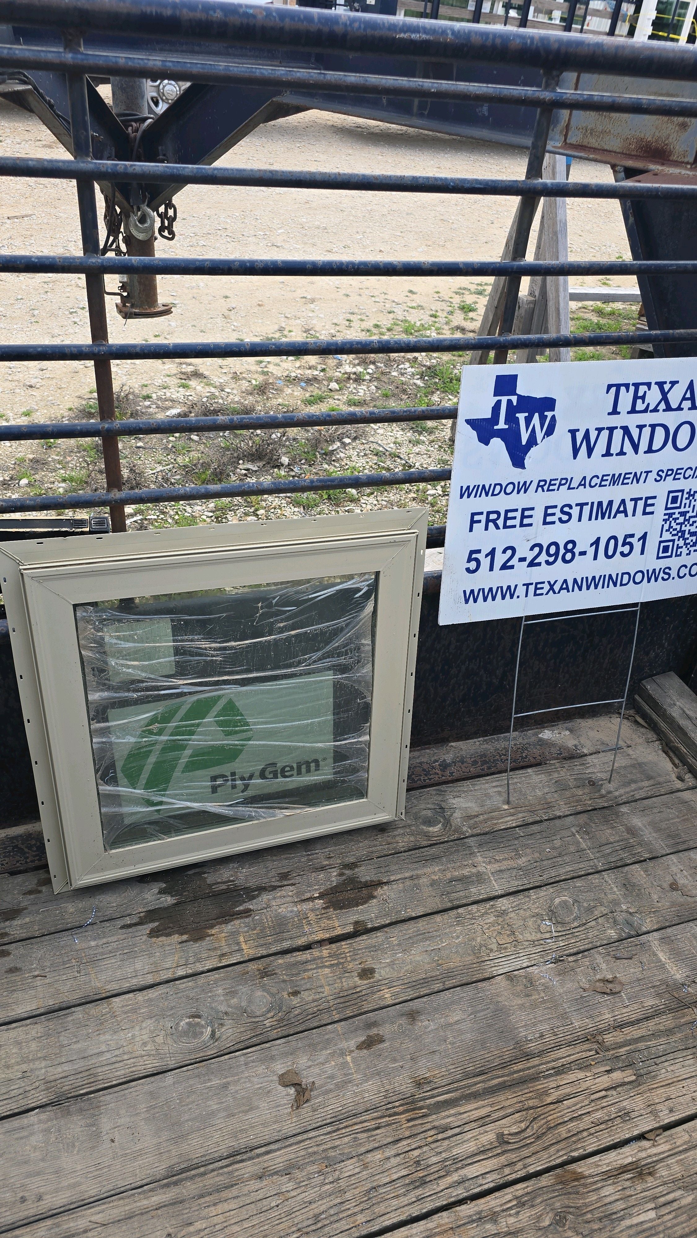 Ventana fija de vinilo color tostado de 23.5 x 23.5 - Serie 1500 de Ply Gem