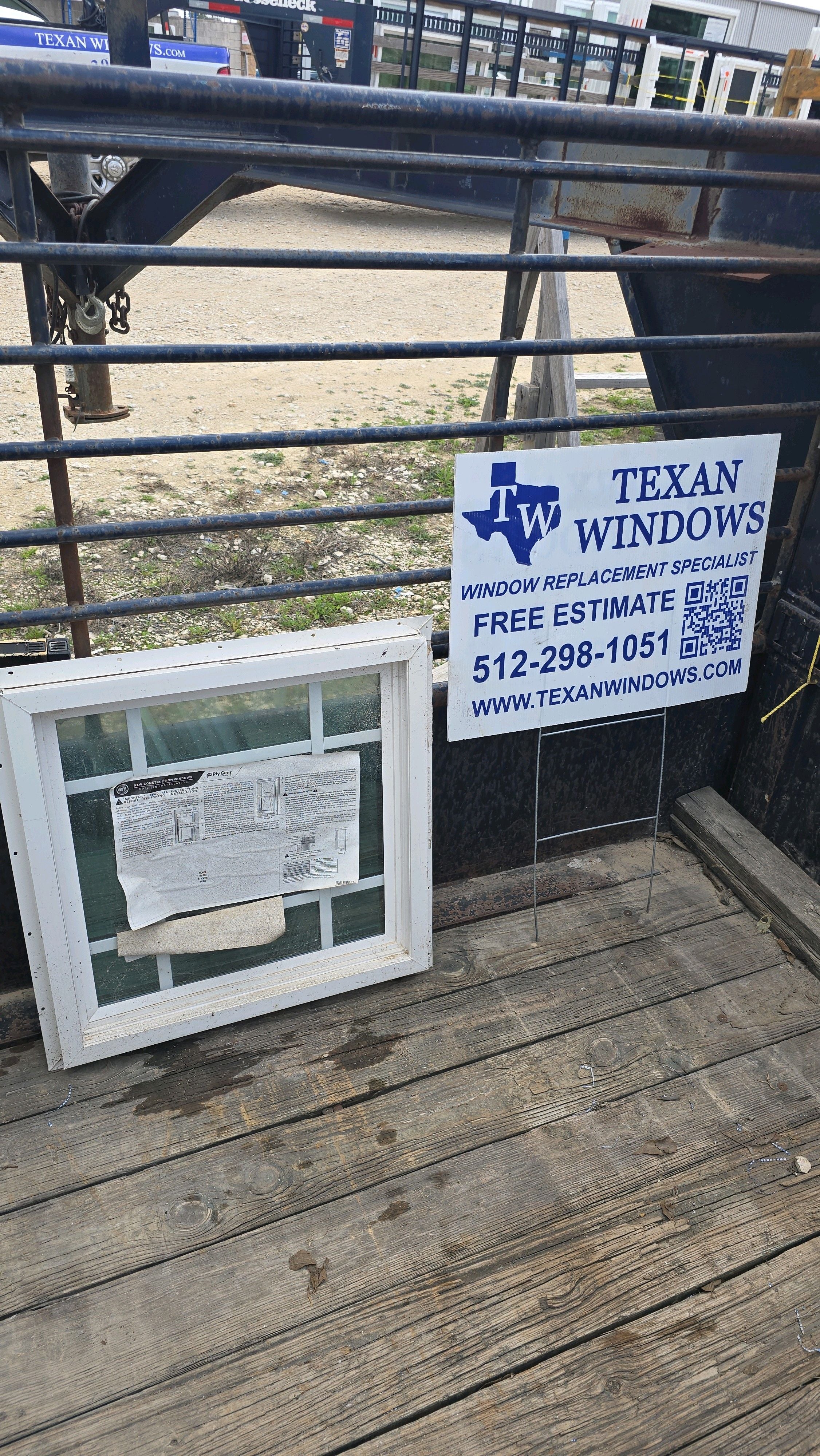 Ventana fija de vinilo bronce/blanco de 23.5 x 23.5 - Serie 1100 de Ply Gem