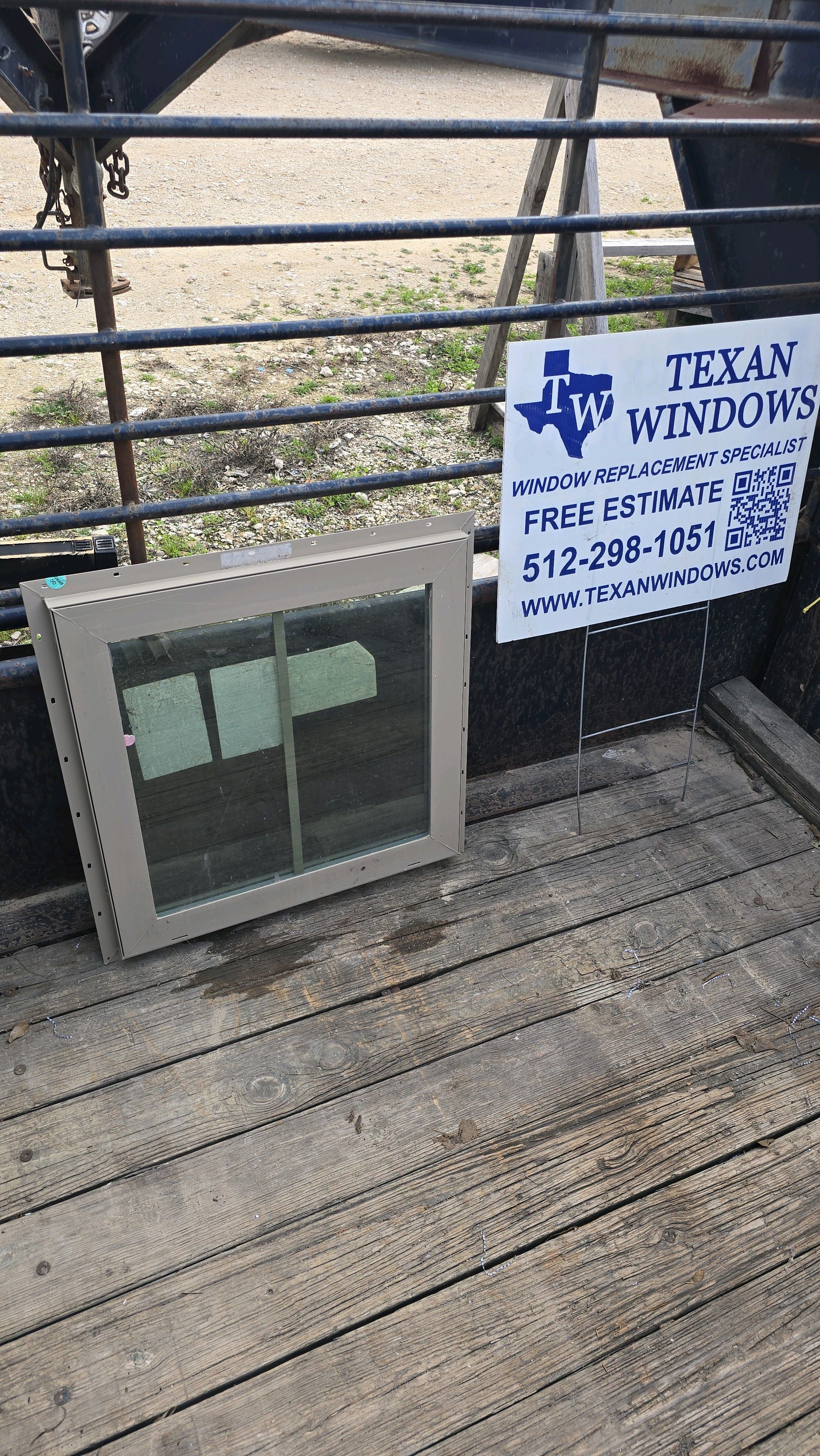 Ventana fija de vinilo color arcilla de 23.5 x 23.5 - Elevate