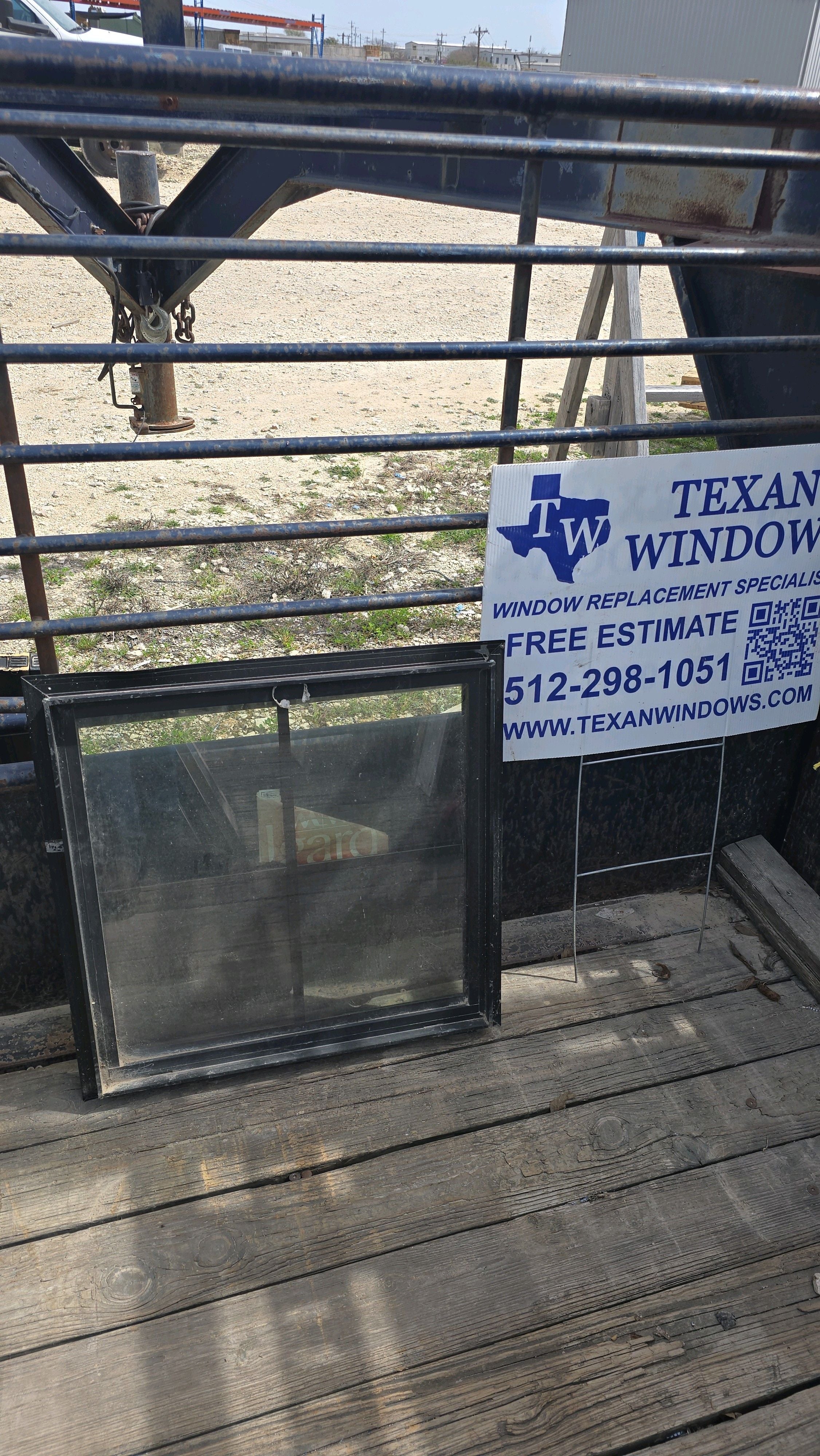 Ventana fija de aluminio con rotura de puente térmico totalmente negra de 23.5 x 23.5 - Serie de aluminio Milgard