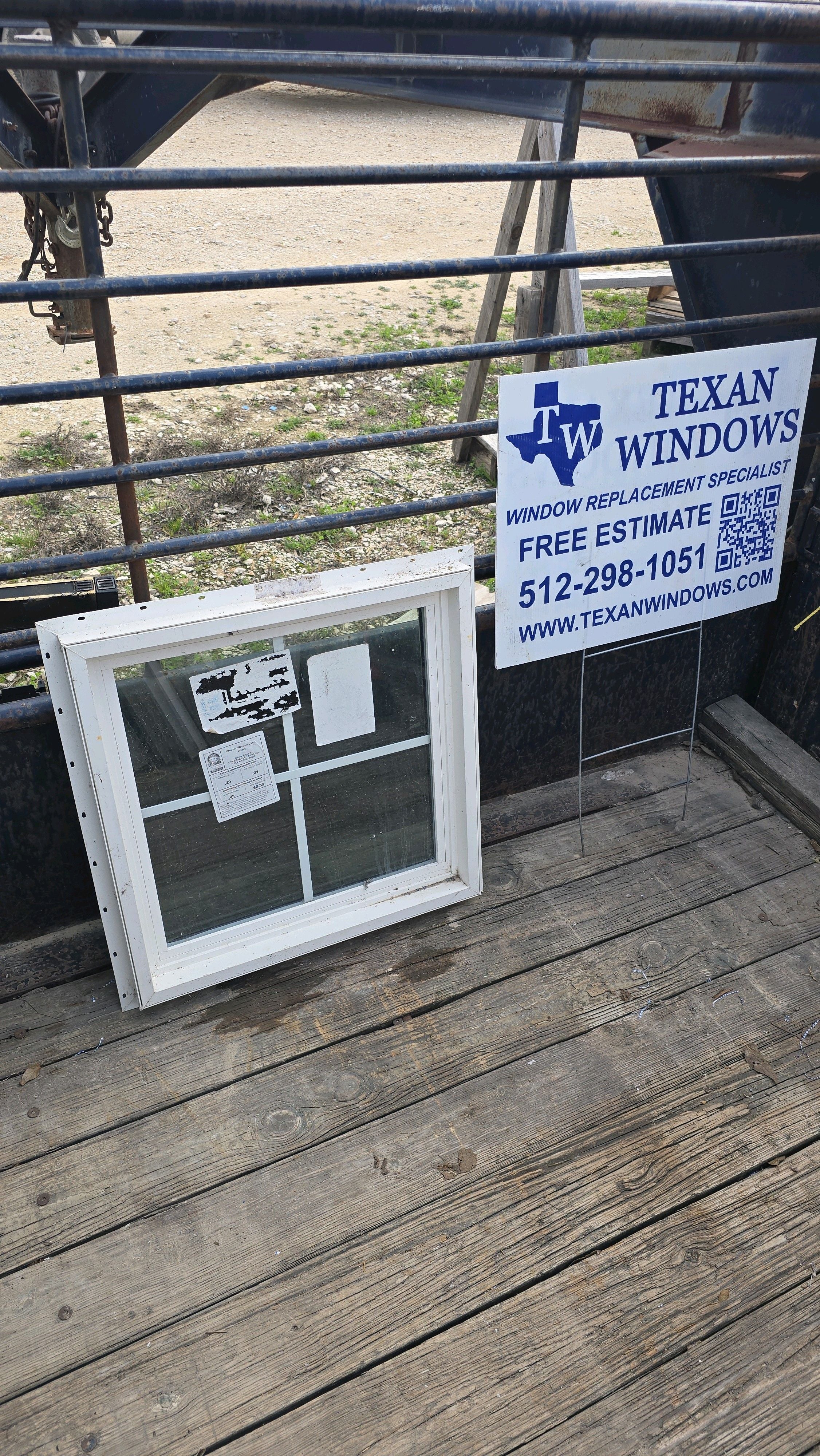 23.5 x 23.5 Ventana Fija de Vinilo Blanco/Negro - Elevate