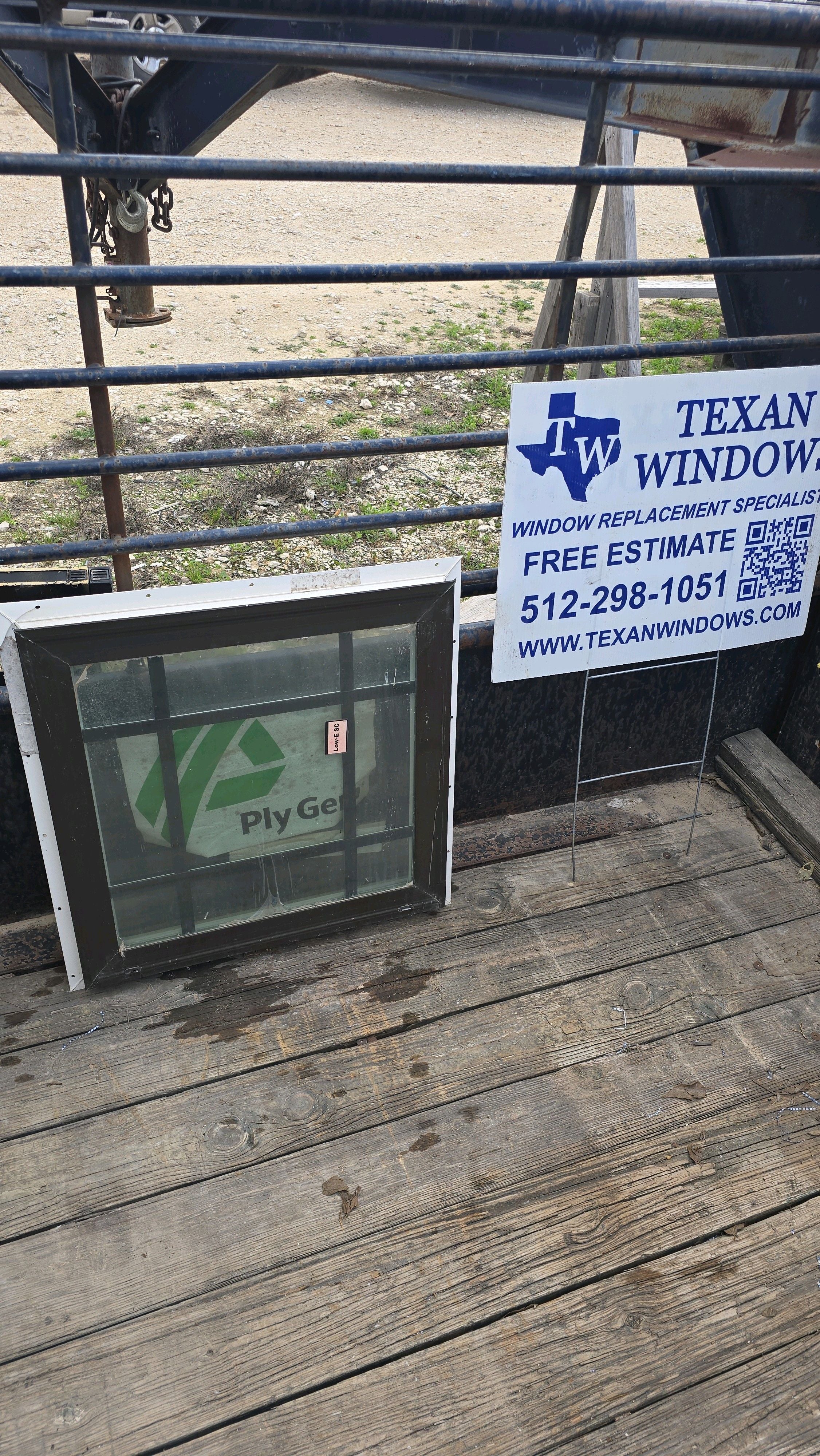 Ventana fija de vinilo bronce/blanco de 23.5 x 23.5 - Serie 1100 de Ply Gem