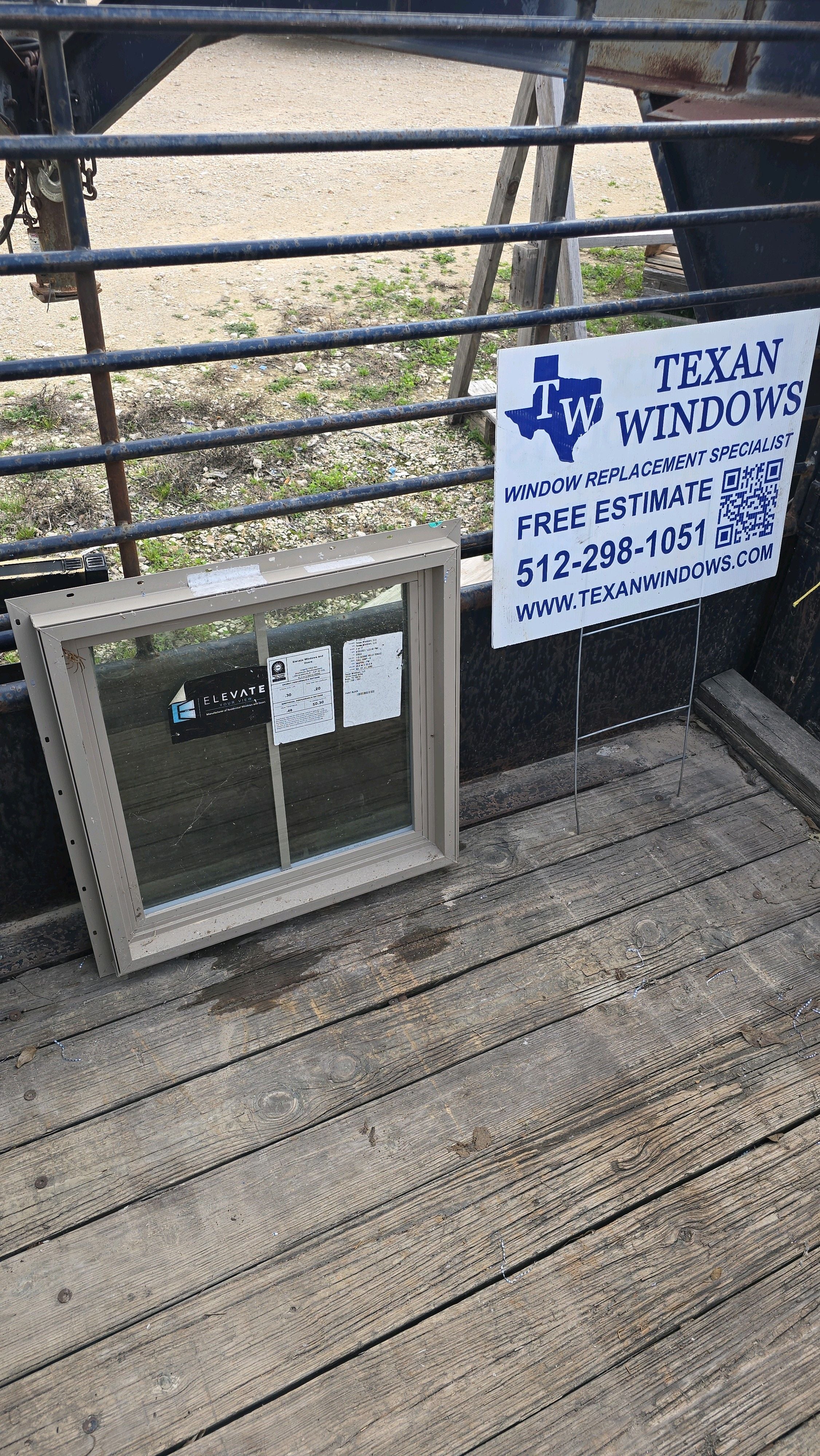 Ventana fija de vinilo color arcilla de 23.5 x 23.5 - Elevate